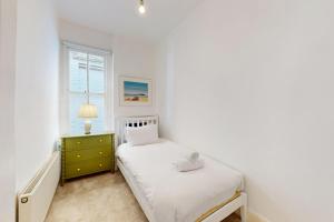 Chic 2BR London Flat with Terrace Near Clapham Junction