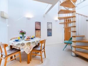 1 Bed in Tenby oc-fb057