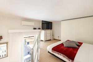 Modern Apartment with St Peter s Dome View