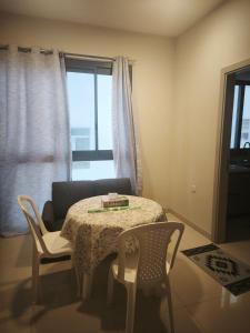 Modern 1BR 2-Min Walk to Al Araimi Boulevard