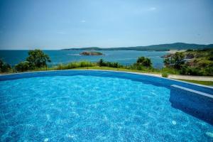 Апартамент Галатея 401 с уникална гледка и басейн