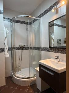 Easy City Access Bright 1BR with Underground Parking