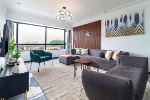 modern executive three bedroom apartment which features swimming pool, state of the art fully equipped gym andmodern unmatched luxurious facilities which offfers luxury lifestyle