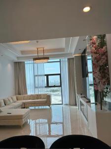 Modern, Comfortable, stylish, and well-located