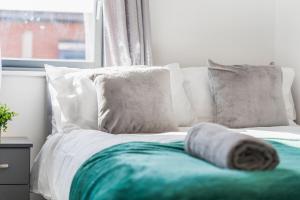 #130 Stylish Apartment near Brindley place -sleeps 6- "for contractors and families - free parking in the premises and street"