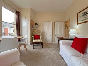 Chic 2BR London Flat with Terrace Near Clapham Junction