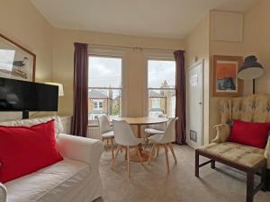 Chic 2BR London Flat with Terrace Near Clapham Junction