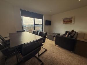 Modern 3 Bedroom Quayside Apartment RIVER VIEWS - Sleeps 6 Free Parking