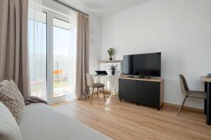 Bright Apartment with Parking & Garden by Noclegi Renters