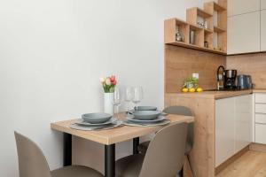 Bright Apartment with Parking & Garden by Noclegi Renters