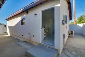 13 Mi to Universal Studios: Renovated Cottage!