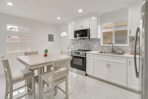 13 Mi to Universal Studios: Renovated Cottage!
