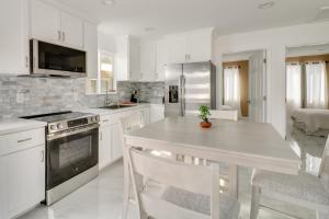 13 Mi to Universal Studios: Renovated Cottage!