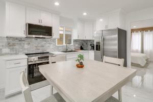 13 Mi to Universal Studios: Renovated Cottage!