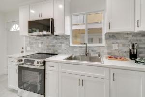 13 Mi to Universal Studios: Renovated Cottage!