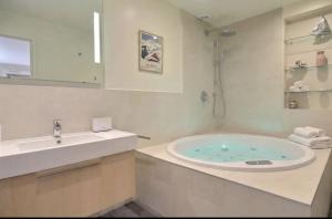 Appartements Kennedy Front Seine and Eiffel Tower