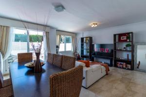 Casa adosada familiar en complejo con piscina - Bel Air 28