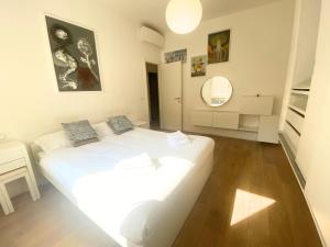 Large Apartment with Courtyard - Historic Center