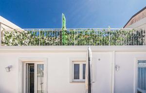 3 Bedroom Lovely Apartment In Viareggio