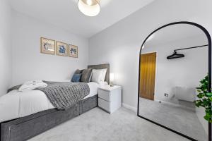 2BR - Newly Refurbished - Free Parking