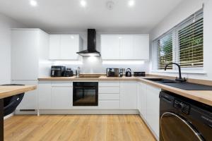 2BR - Newly Refurbished - Free Parking