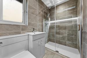 2BR - Newly Refurbished - Free Parking