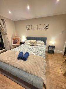 Hillview Hideaway with private garden