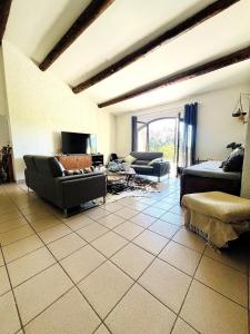 Spacious villa, pool and large garden