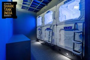 NapTapGo - Japanese Premium POD Hotel - Walk to Noida Electronic City Metro! Wifi, Lounge