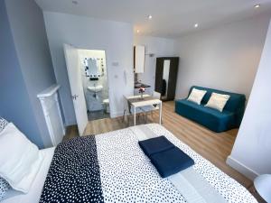 Bright & Modern Studio Flat - 10 min walk to tube