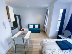 Bright & Modern Studio Flat - 10 min walk to tube