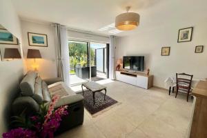 Villeneuve-Loubet Garden Level Apartment 4 Guests Swimming Pool