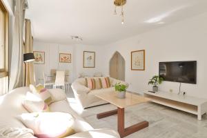 C09 Roomy Luminous 5 Bedroom in Town