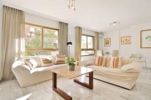 C09 Roomy Luminous 5 Bedroom in Town