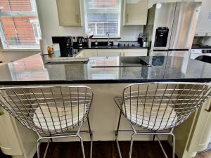 Incredible Private Roomswith Private Bathrooms in a Fully Serviced House next to City Centre with Free Parking