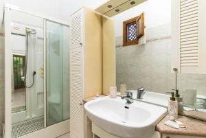 Quercianella Relax in Villa with Patio & Garden