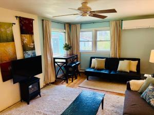 Private Green Cottage near downtown