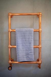 Idyllic countryside cabin with stream and lake