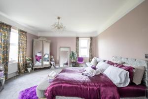 Group Accommodation - Rushden A6 Manor House - Private Gated -Sleeps 15 - Secure Parking