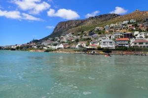 Quirky retreat next to beach and Kalkbay