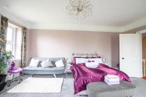 Group Accommodation - Rushden A6 Manor House - Private Gated -Sleeps 15 - Secure Parking