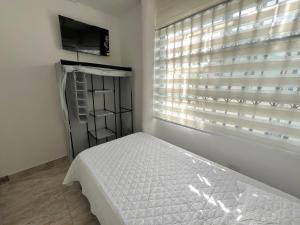 Habitación doble con baño privado, TV y WIFI ubicación central