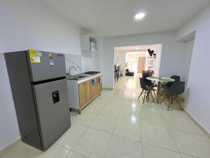 Habitación doble con baño privado, TV y WIFI ubicación central