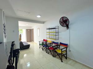 Habitación doble con baño privado, TV y WIFI ubicación central