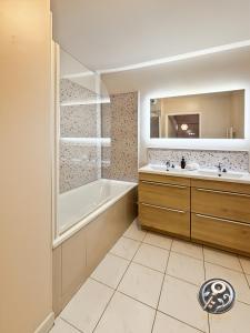 Golden Butterfly Disneyland Paris - Rentaway BnB