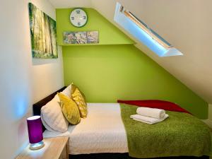 1 Bedroom Apartment, Reception ,Kitchenette, Private Bathroom