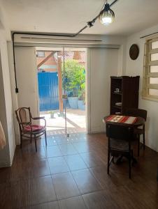 Casa em Sambaqui 50passos do mar