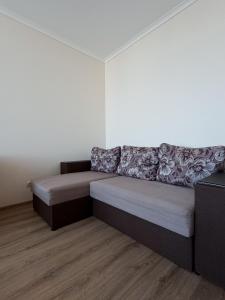 Малоголосівська 12, Deluxe