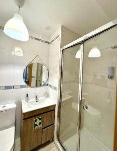 Charming Cozy Retreat - Terrace & Private Balcony