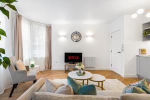 Stylish Seaside Apartment Minutes from Beach